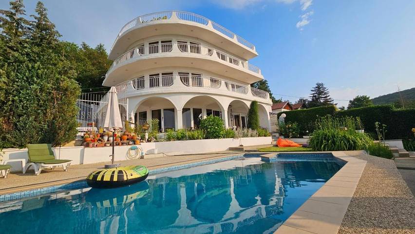 Hôtel pour 3 personnes, avec vue ainsi que piscine et balcon