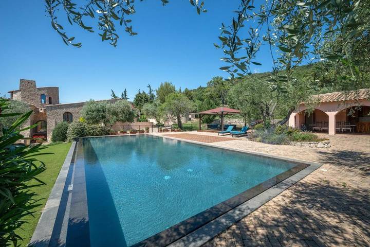 Location de vacances pour 8 personnes, animaux acceptés à Peille