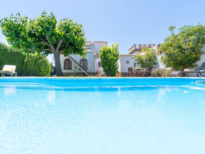 Ferienhaus in Strandnähe mit Pool, Garten, Wlan und Grill in Sant Pere Pescador, Oberampurien