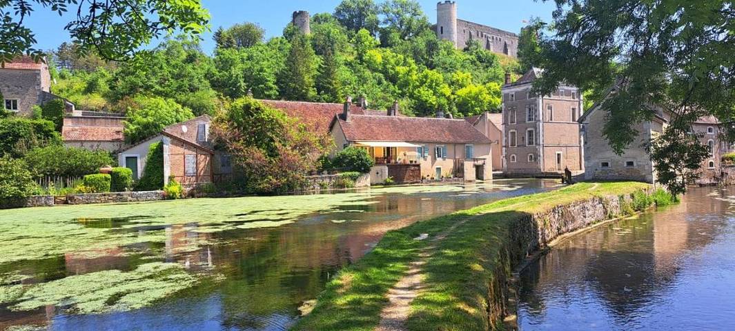 Location de vacances pour 6 personnes, avec piscine et vue ainsi que vue sur le lac et jardin à Druyes-les-Belles-Fontaines - 3