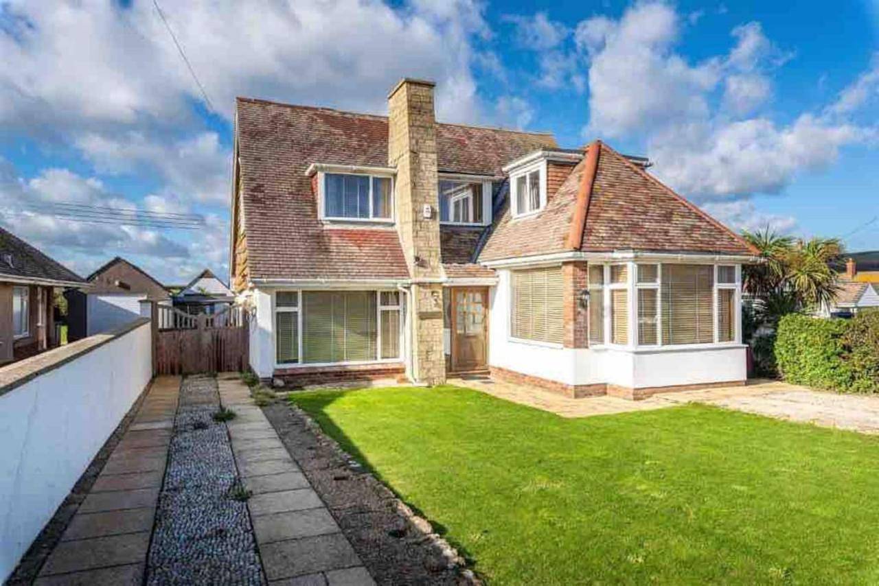 Four-Bedroom House in Burton Bradstock, Dorset