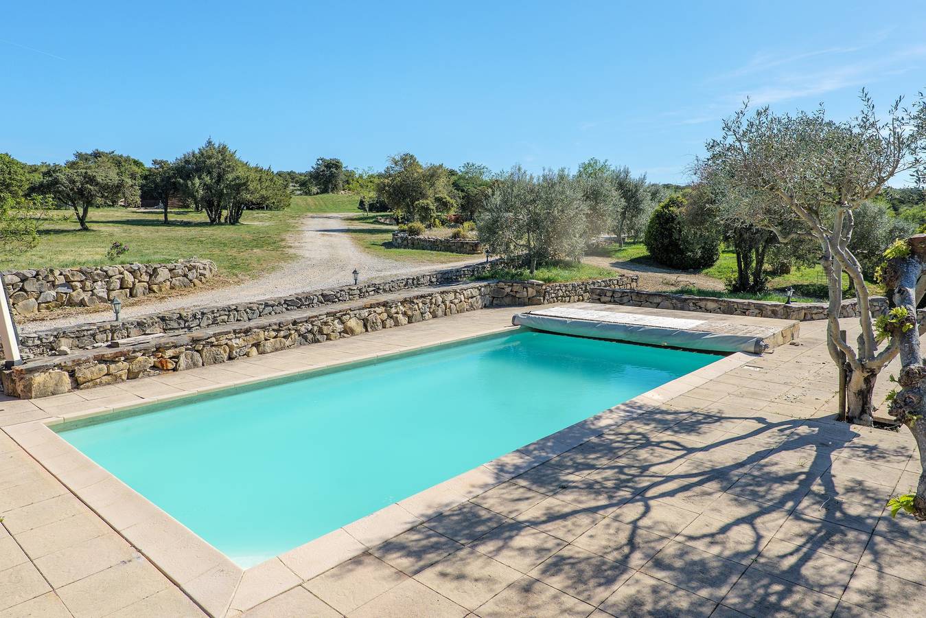Apartamento entero, Estudio 'Proche Gorges De L'Ardeche' con Piscina Compartida, Wi-Fi y Aire Acondicionado in Saint-Remèze, Privas