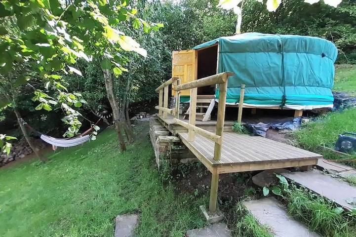 Glamping for 4 people, with garden and balcony in Forest of Dean