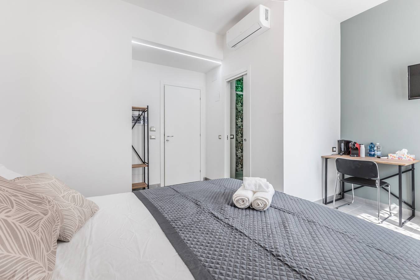 Room 'Gordiani Guest House - Grey' with Wi-Fi and Air Conditioning in Rome, Rome Province