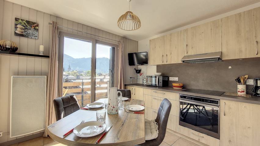 Entire apartment, Flat Orée 32B - Montriond - Sleeps 4 - Mountain view - Close to ski lifts and Morzine in Montriond, Les Portes du Soleil