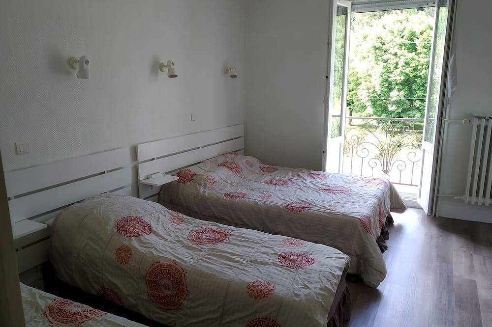 Entire apartment, Au Doux Ombrages: quiet T2 on the first floor with balcony in La Bourboule, Volcans d'Auvergne Regional Nature Park