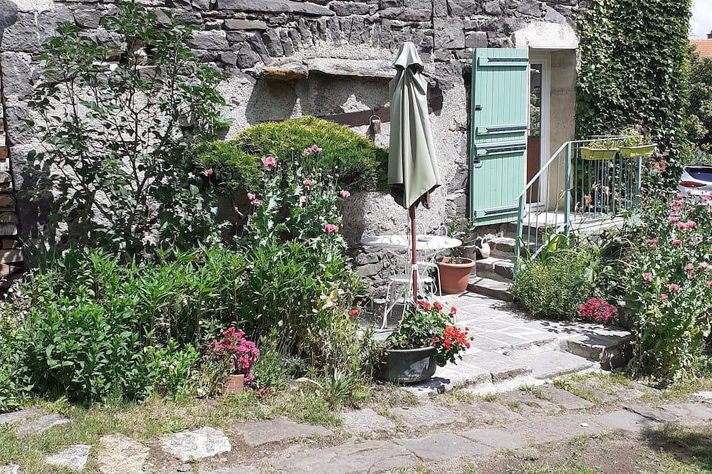 House 2 pers Volvic parc des Volcans, shady garden. Comfortable 70 m² . in Volvic, Parque Natural Regional Volcans d'Auvergne