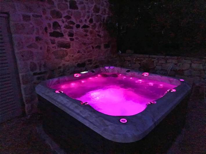 Location de vacances pour 8 personnes, avec piscine ainsi que jardin et jacuzzi à Rosières (Ardèche) - 2