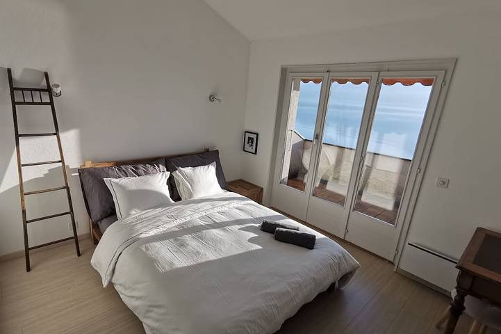 Sunset House with gorgeous view of the lake in Chernex, Montreux