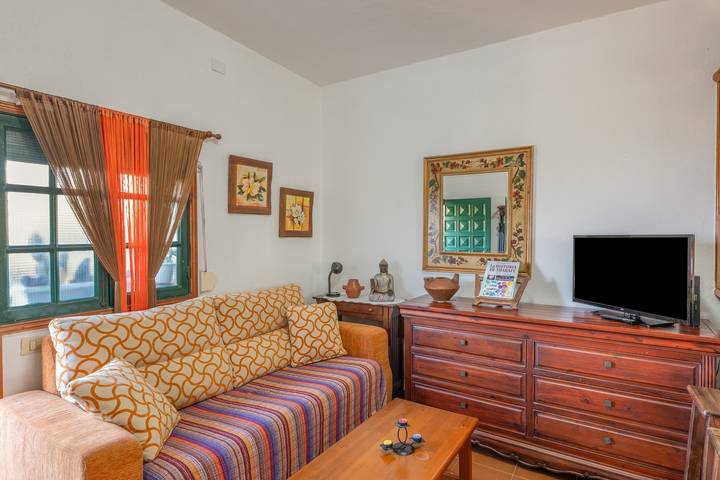 Apartamento entero, Casa 'Isabel' con vistas al mar, terraza privada y Wi-Fi in Tijarafe, La Palma Norte