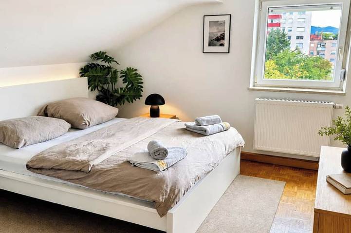 Ganze Wohnung, Dg \"L\" Helle 40m² City Wohnung 15 min. von Salzburg in Freilassing, Rupertiwinkel
