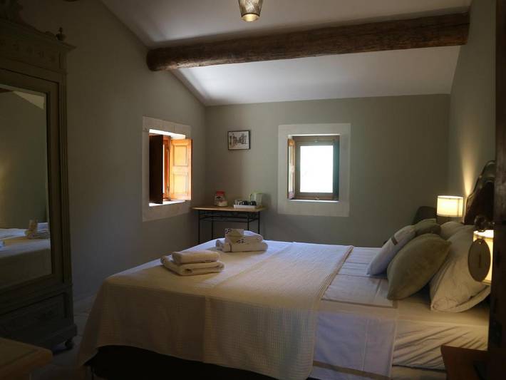 Chambre d’hôte pour 4 personnes, avec vue et piscine ainsi que jardin et terrasse à Eygalières - 4