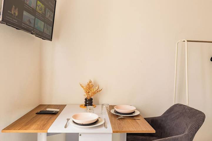 Ganze Wohnung, Studio 1 in Downtown—Air-Conditioned, Wi-Fi, Canal+ in Bédarieux, Béziers und Umgebung
