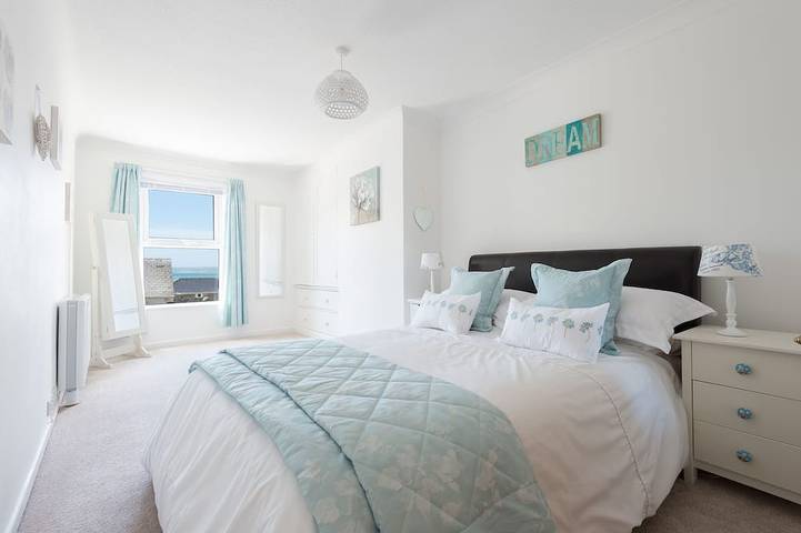 Stunning Beautiful Beamed Cottage right opposite the Beach along with Sea Views in Marazion, Cornwall