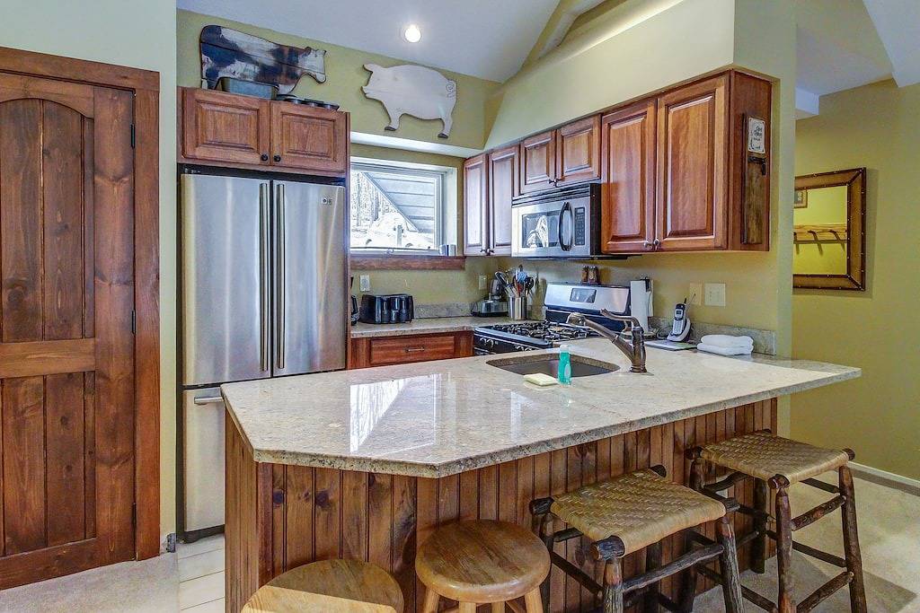 Zuletzt aktualisiert Hause w / shared Whirlpool, Pool & mehr - einfach Ski-Zugang! in Killington, Rutland County