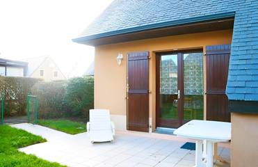 Gîte pour 4 personnes, avec terrasse ainsi que piscine et jardin dans Plage De La Falaise