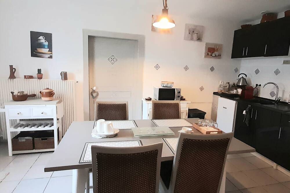 Grande Chambre D'hôte Avec Coin Cuisine. Idéal Pour Couple Avec Enfants in Chissey-sur-Loue, Jura