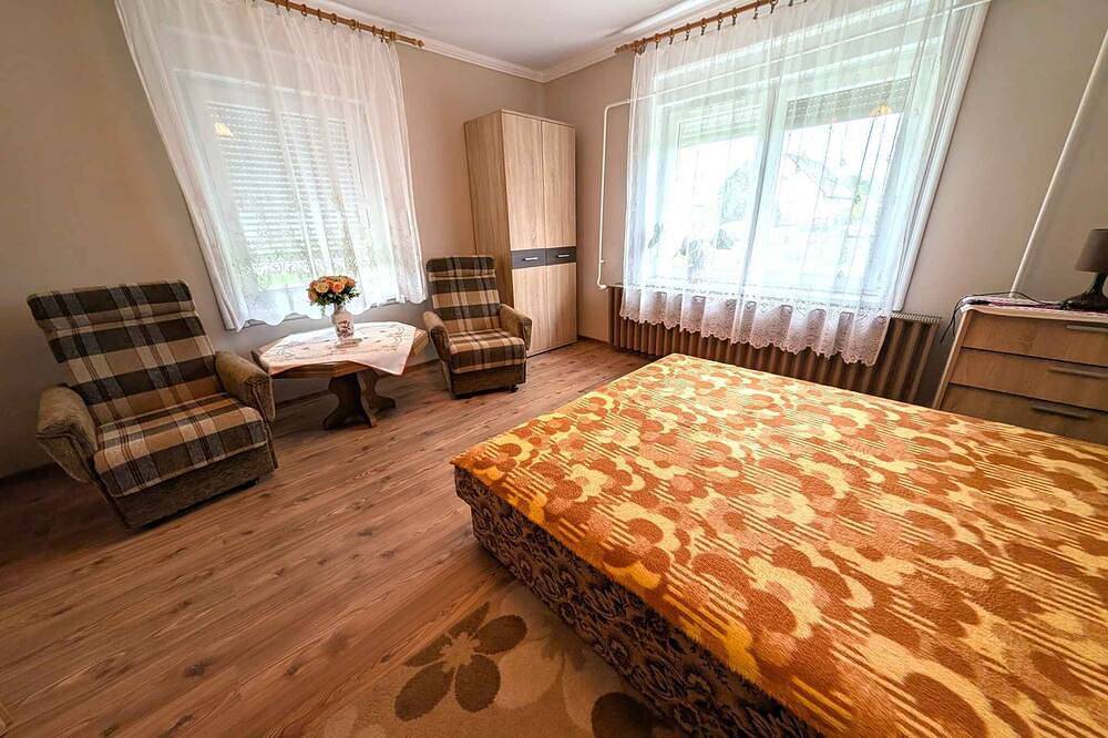 Casa vacanze con giardino e Wi-Fi in Balatonfenyves, Riva Meridionale del Lago Balaton