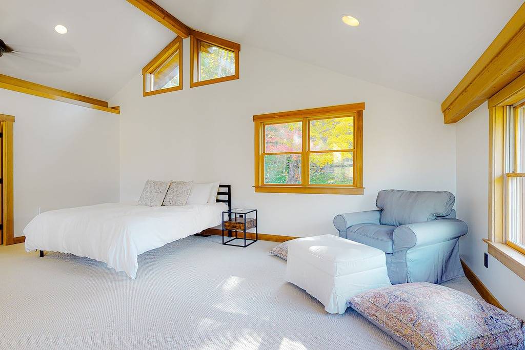 Dog-friendly home with Mt. Washington view, firepit, Wifi, & deck in Jackson (NH), Mount Washington