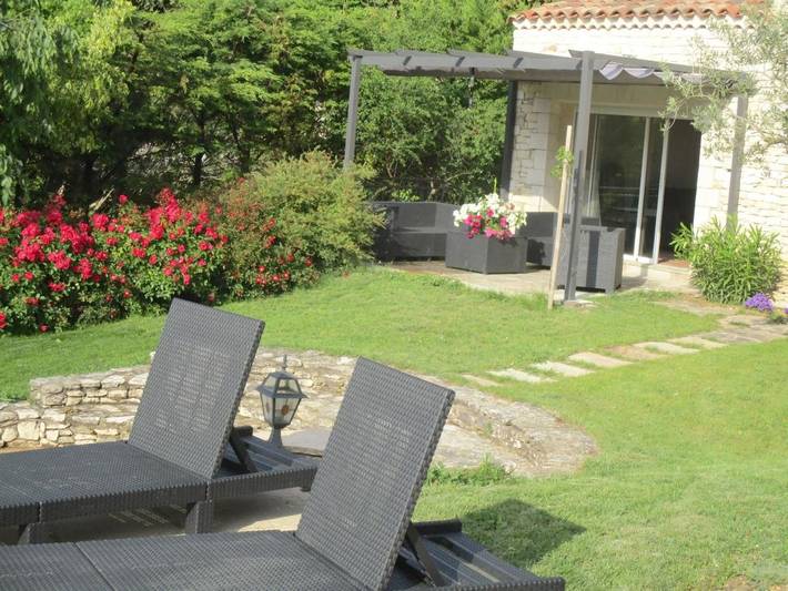 Gîte pour 2 personnes, avec piscine ainsi que vue et jardin à Venasque - 4