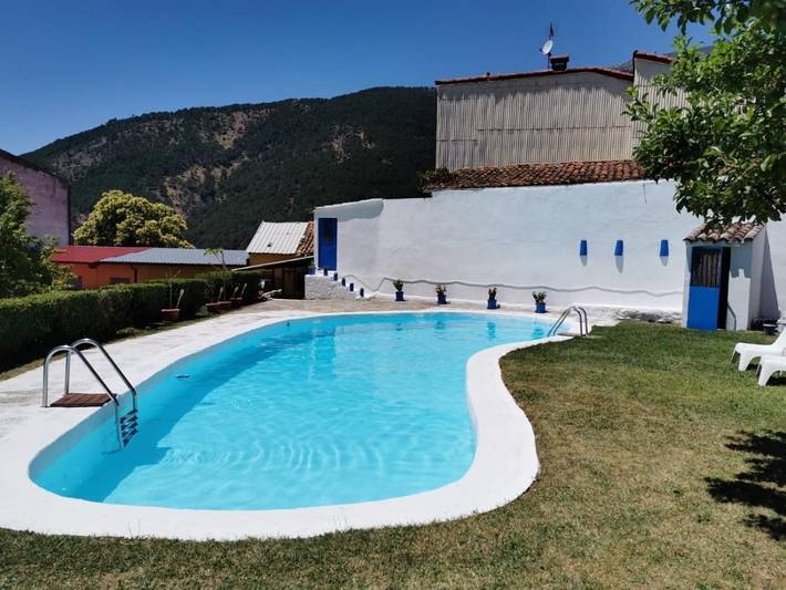 Hôtel pour 3 personnes, avec Terrasse ainsi que Jardin et Piscine à Mijares