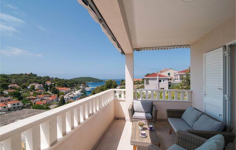 Gemütliche Ferienwohnung mit 2 Schlafzimmern, Pool und Terrasse, 400 m vom Zentrum von Maslinica entfernt in Maslinica, Solta