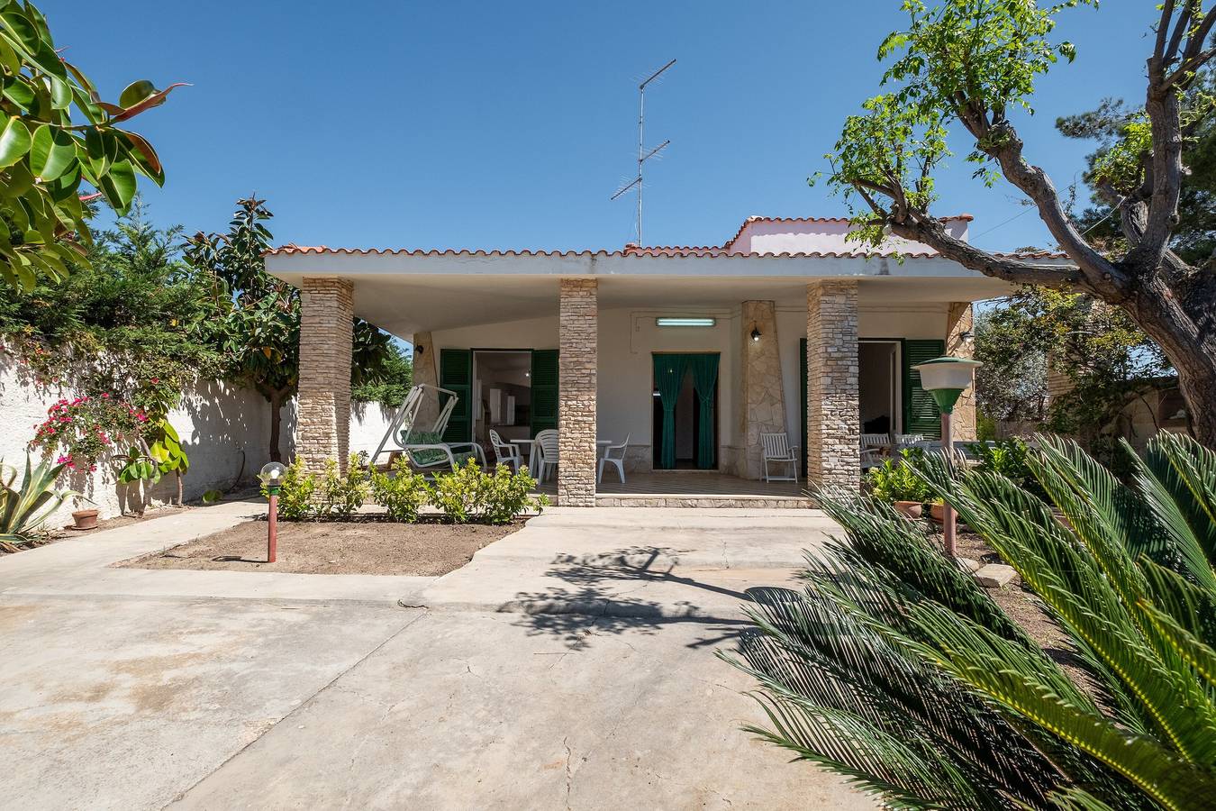 Villa "Edy" near the Beach with Terrace & Garden in Specchiarica, Manduria