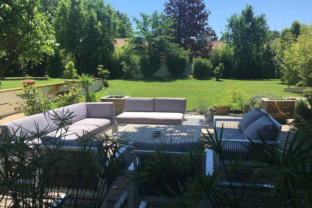 Modern air-conditioned farmhouse with swimming pool near Avignon 15 mn, mont Ventoux 20mn in Althen-des-Paluds, Vaucluse