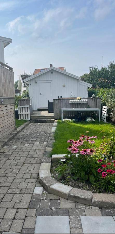 Lodge für 2 Personen, mit Terrasse und Garten in Grebbestad