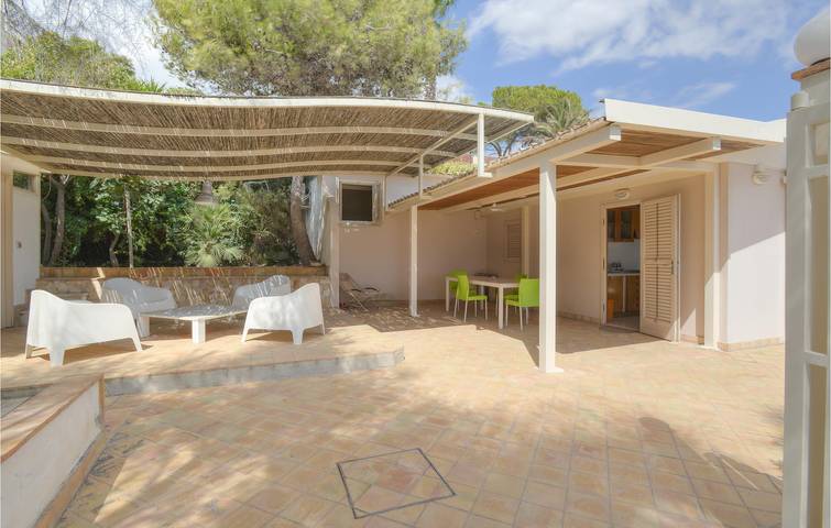 Appartamento vista mare con lavatrice, aria condizionata e giardino, a 2 km dalla spiaggia di Fontane Bianche in Cassibile, Siracusa