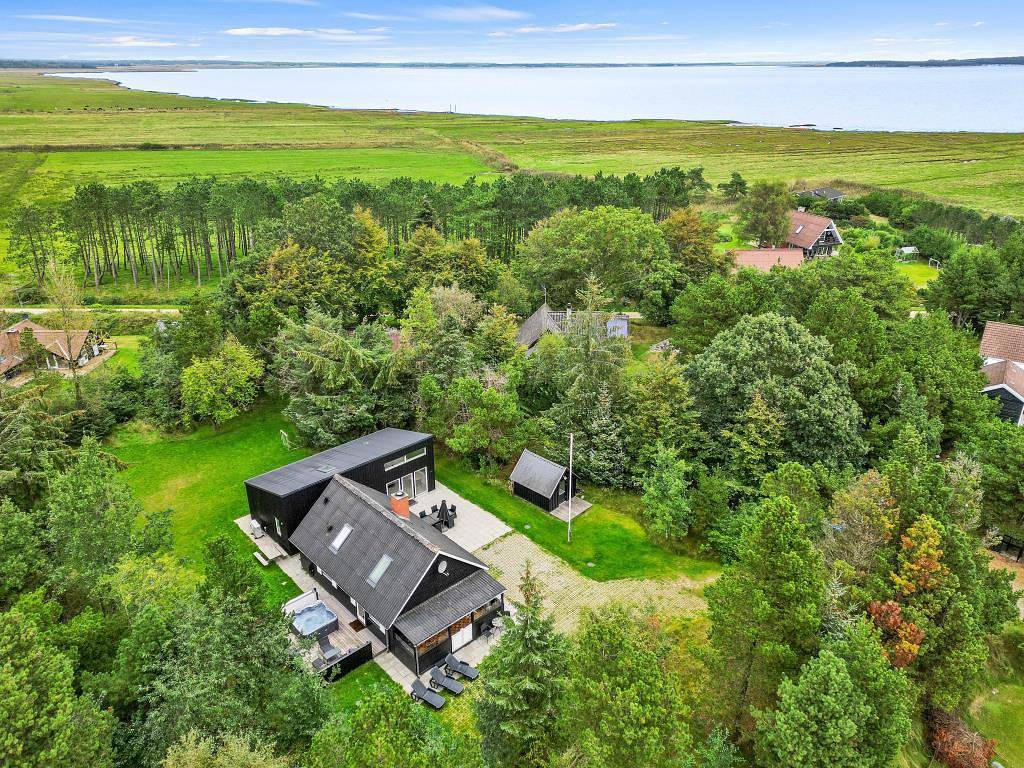 Tolles Ferienhaus mit Aktivitätsraum und Außen Whirlpool in Ho in Ho, Varde
