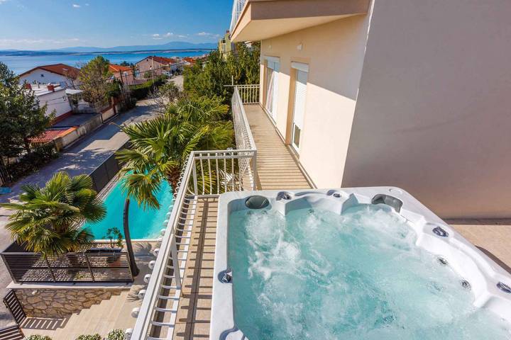 Ferienwohnung für 8 Personen, mit Balkon und Garten in Crikvenica