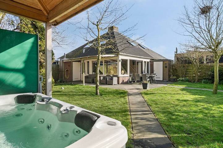 Ferienhaus für 4 Personen, mit Pool und Sauna sowie Garten und Whirlpool