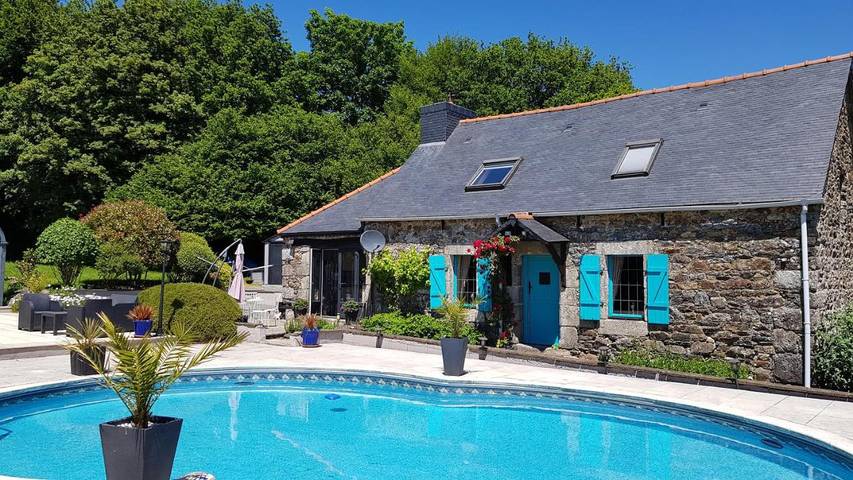 Location de vacances pour 5 personnes, avec Jacuzzi et Terrasse ainsi que Jardin et Piscine à Callac