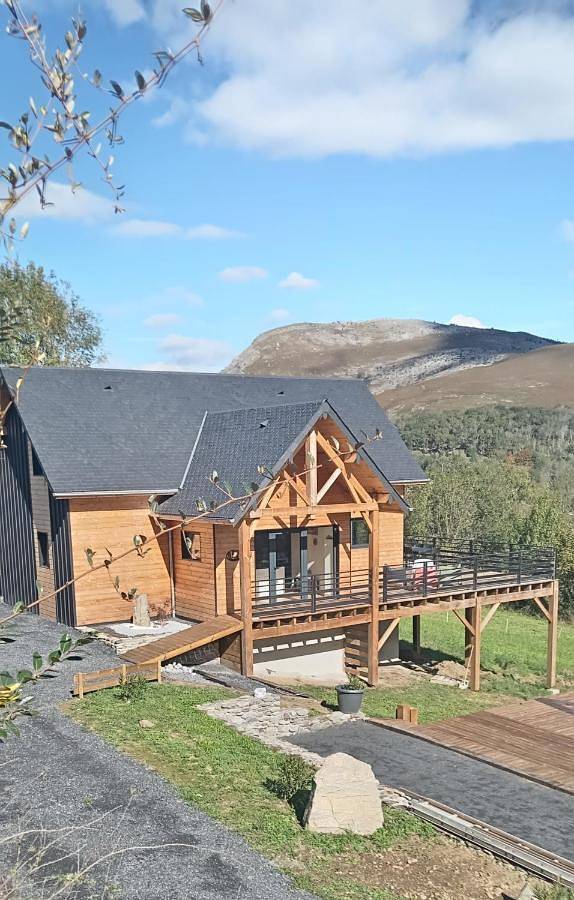 Gîte pour 8 personnes, avec terrasse ainsi que piscine et vue à Ségus