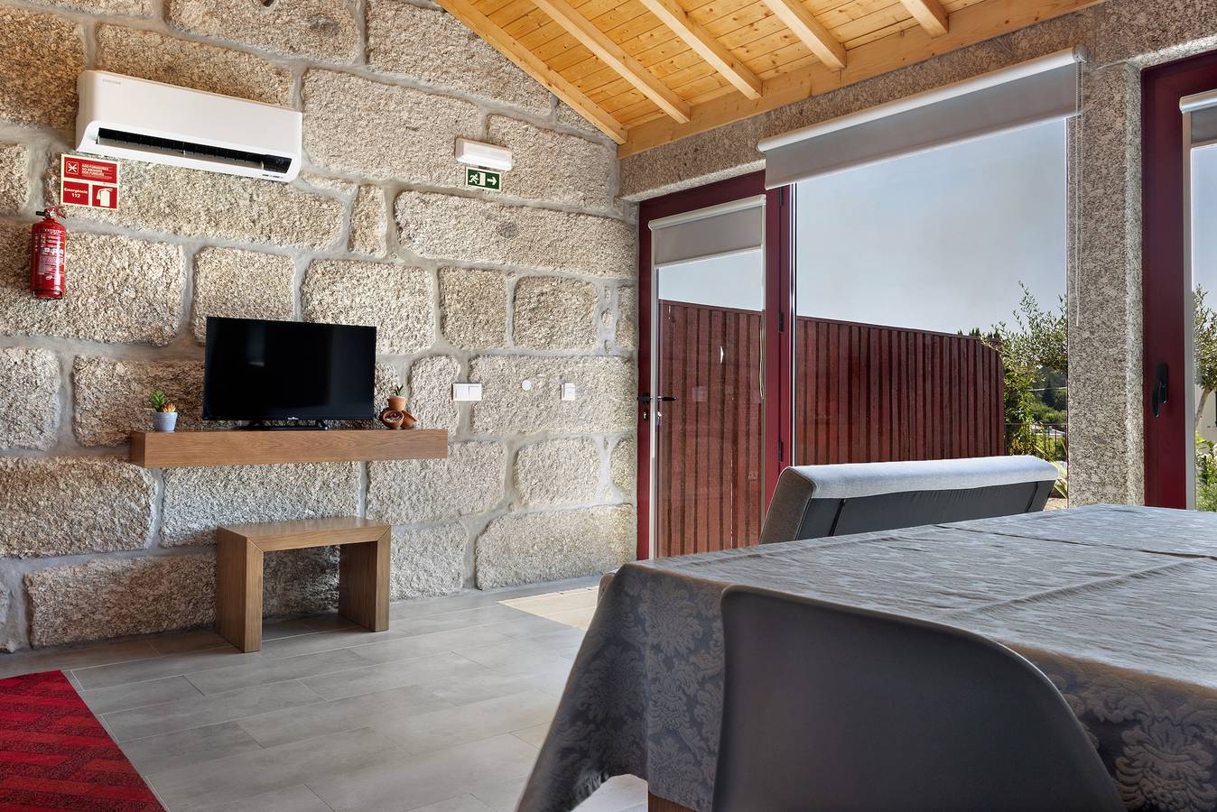 The Quinta of Caroveiras  'Casa T1' with Lake View, Wi-Fi and Air Conditioning in Anissó e Soutelo, Braga District