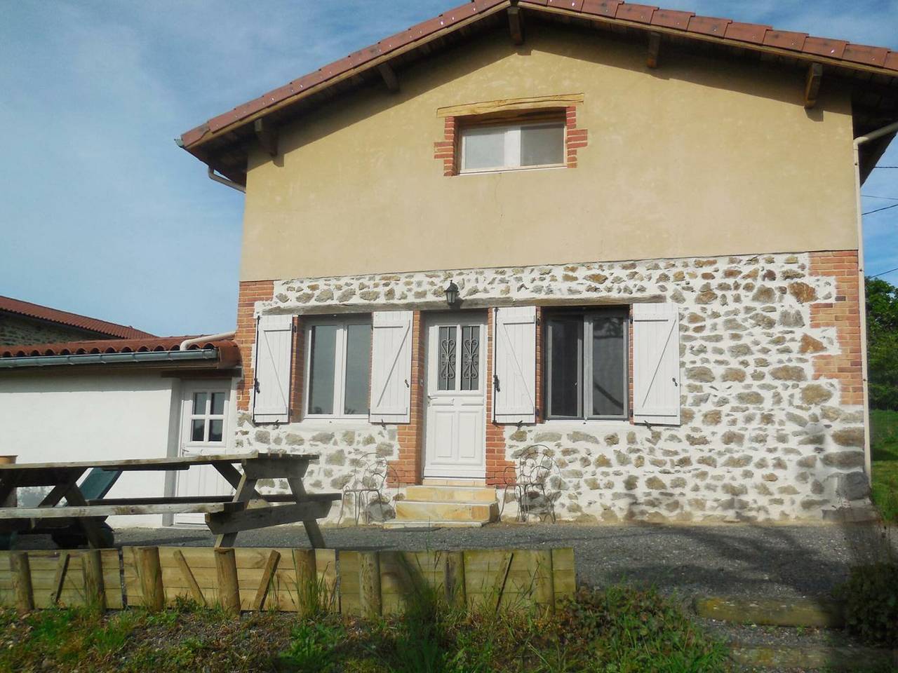Gîte rustique avec cheminée, jardin et wifi in Chambœuf, Montbrison