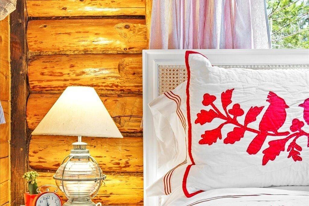 Chic, updated log cabin nestled in the pine trees of Sprucewold! in Boothbay Harbor, Lincoln County (Maine)