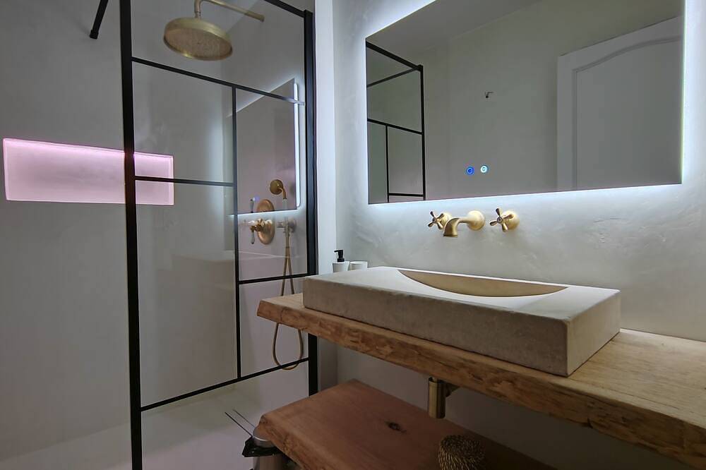 6 Bedroom Agritourism property in Saint-Hilaire-d'Ozilhan in Saint-Hilaire-d'Ozilhan, Nimes region