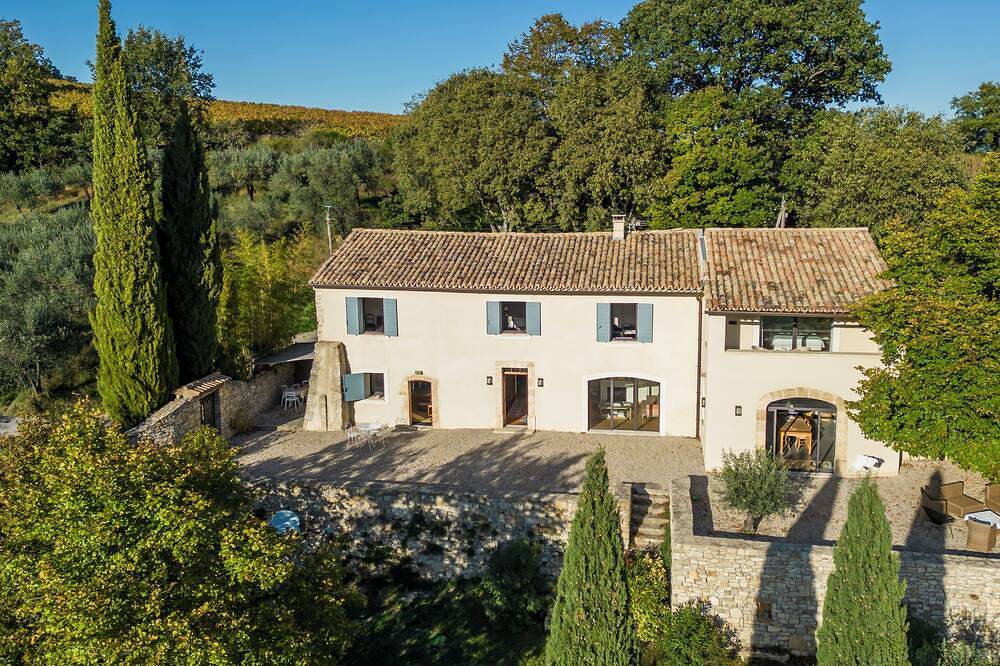 Beautiful sheepfold in a natural setting in Séguret, Vaucluse