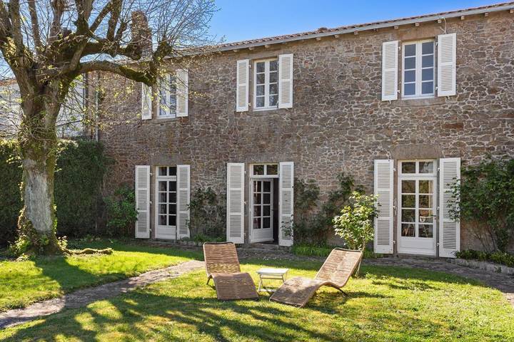 Location de vacances pour 12 personnes, avec Terrasse et Jardin à Les Landes-Genusson