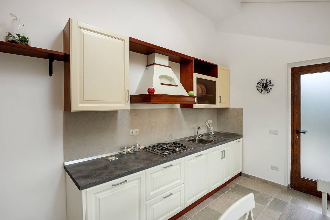 Apartamento entero, Apartamento 'Angelica' con vistas a la montaña, Wi-Fi y aire acondicionado in Pianillo, Agerola