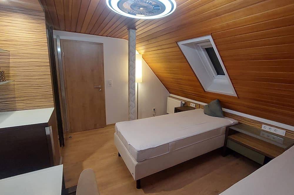 Ganze Wohnung, Ferienwohnung Dg (50 qm) für bis zu 5 Personen mit Smart-Tv und vollständig ausgestatteter Küche in Selb, Oberfranken