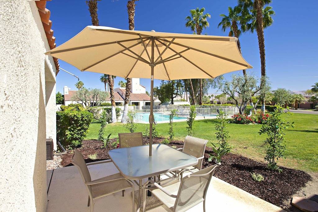 Renovierte Mission Hills Tennisvilla mit Bergblick von der privaten Dachterrasse in Rancho Mirage, Coachella Valley