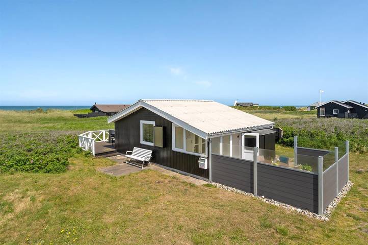 Ferieudlejning for 3 personer, med terrasse i Nørlev Strand