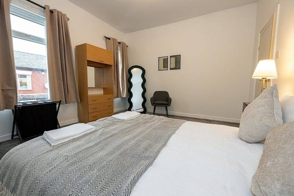 Stylish 3 Bed Levenshulme Home  Sleeps 7 in Manchester, Greater Manchester