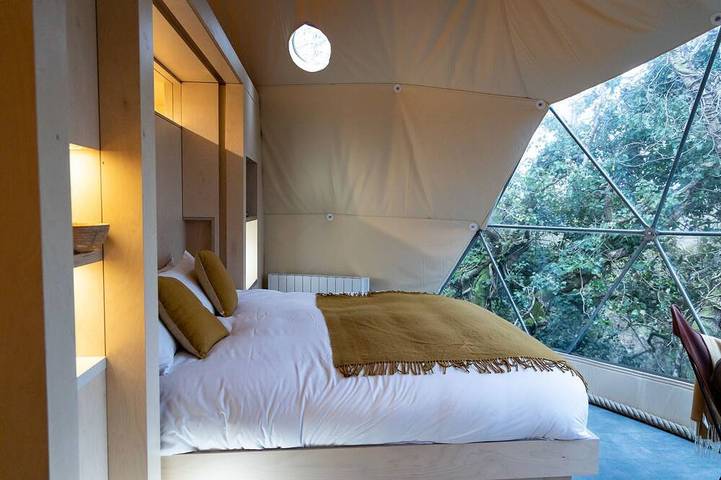 Baumhaus-Luxus-Ensuite mit Dusche-Blick auf den Wald-Treehouse Dome in Connemara