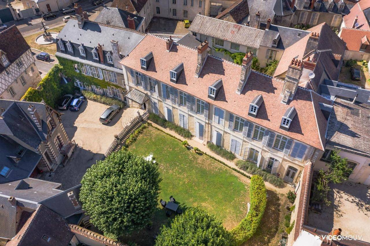 L'Hotel de Panette, Un exceptionnel château en coeur de ville - parking privé cour in Bourges, Région de Bourges