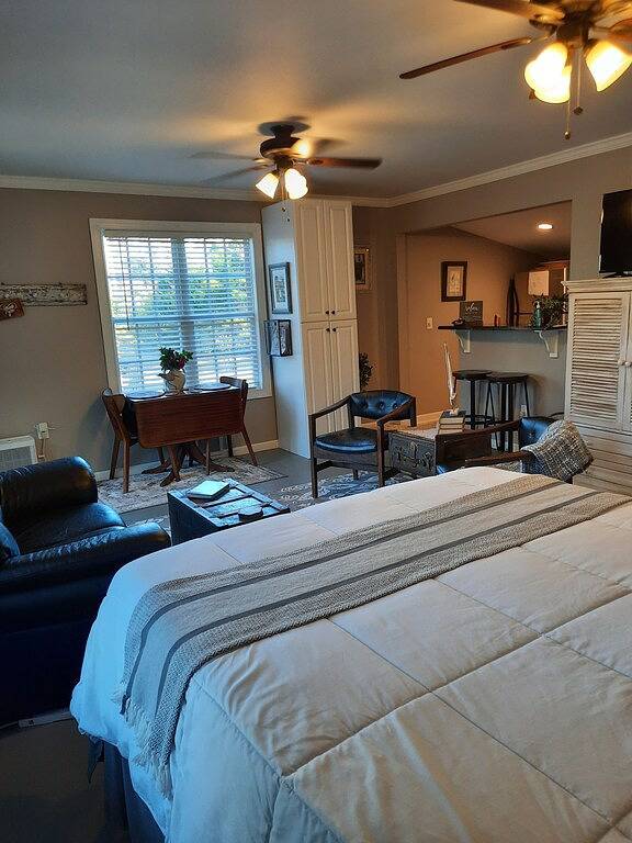 The Artist's Cottage is the ideal home away from home! in Wilmington, New Hanover County