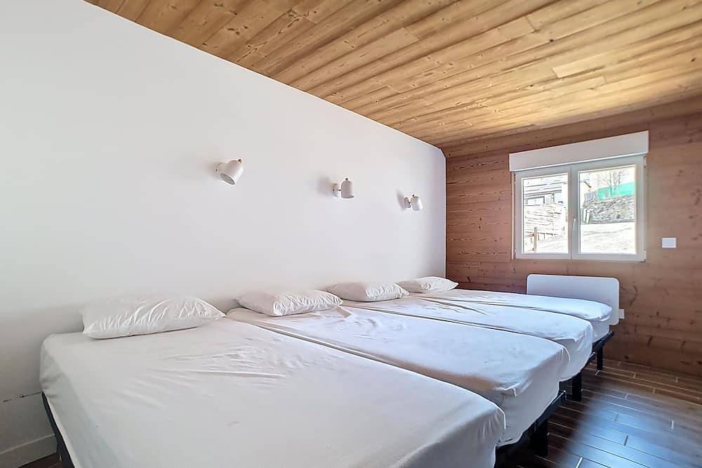 House in Formigueres Real with a sunroom, game room, and a terrace with a fire pit in Réal, Parc naturel régional des Pyrénées catalanes